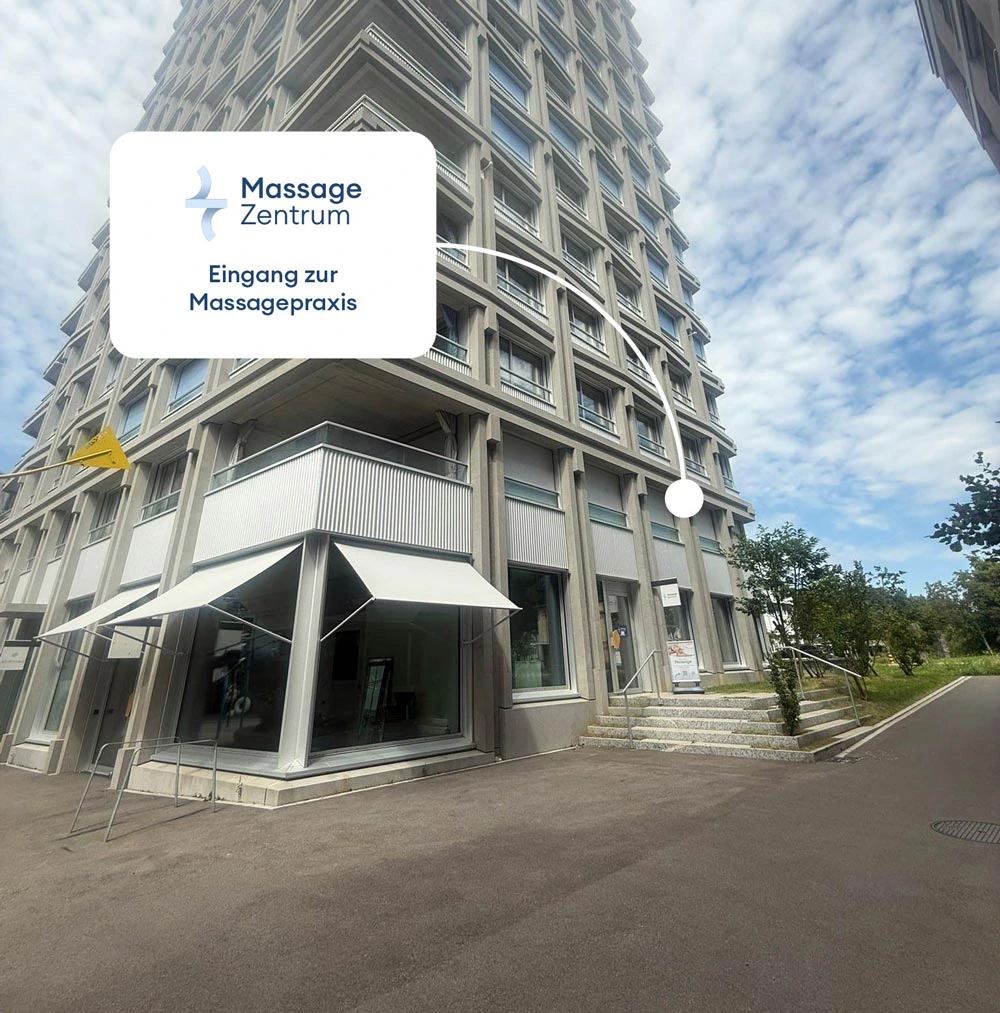 So sieht der Eingang zur Massagepraxis an der Piazza Santeramo 1 in Bülach aus